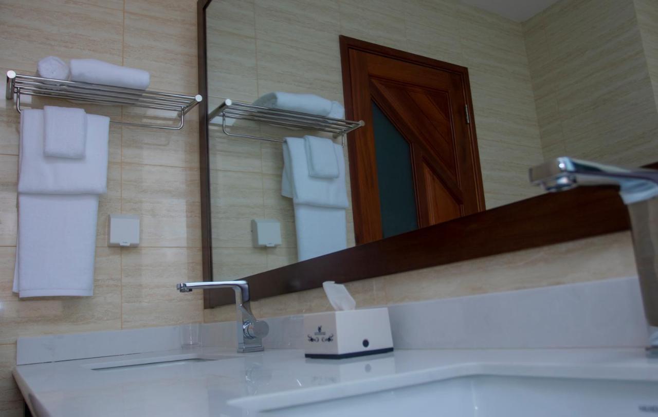 Lark Hotel Dar es Salaam Exterior foto